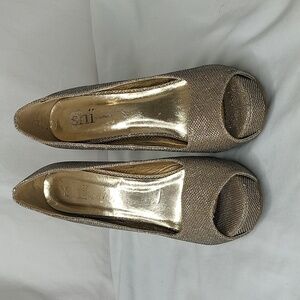 SHI BY Journeys Womens Gold Lame  Pump platform peep toe